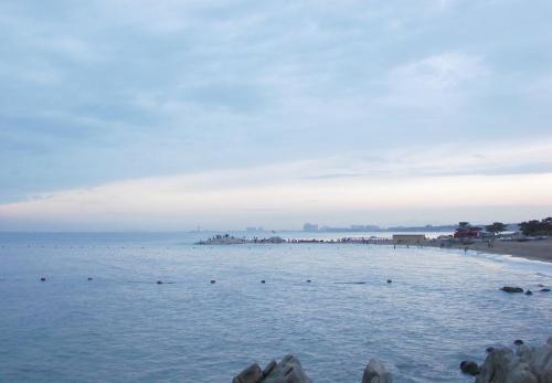 秦皇岛海边，男演员凝望远方，情感深沉瞬间绽放