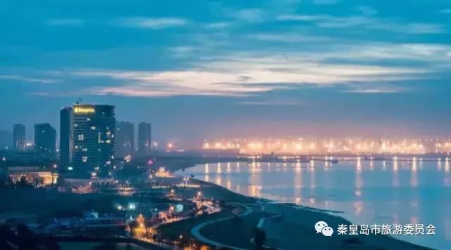 秦皇岛海边,男演员凝望远方,情感深沉瞬间绽放