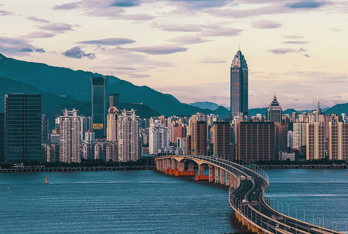 秦皇岛海边,男演员凝望远方,情感深沉瞬间绽放